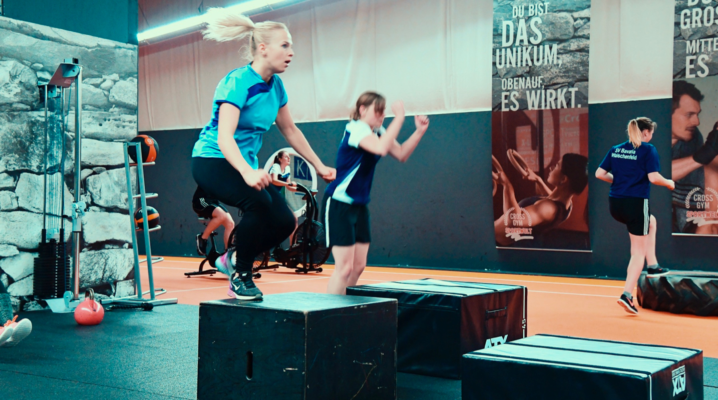 behind:the:scenes:it's:your:stage:start:play:repeat - SV Bavaria Waischenfeld die Frauenfußballmannschaft beim Cross Gym Trainin mit Bastian Lumpp in der Sportwelt Pegnitz